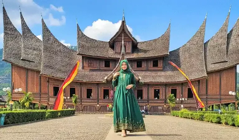 Liburan ke Sumatera Barat: Jelajahi Keindahan Istana Pagaruyung di Tanah Datar